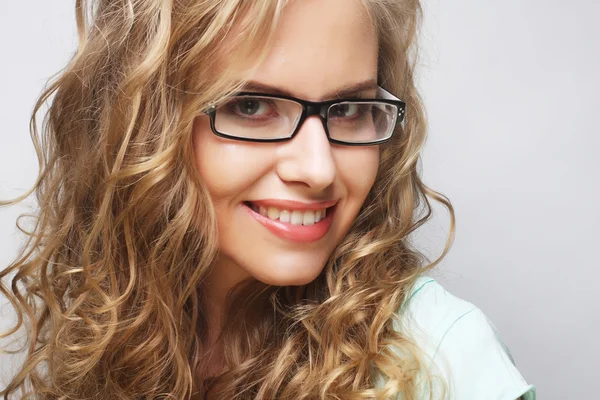 Φιλικό ξανθιά γυναίκα με γυαλιά — Φωτογραφία Αρχείου