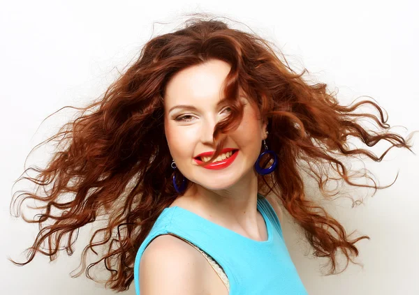 Mujer feliz con el pelo rizado — Foto de Stock