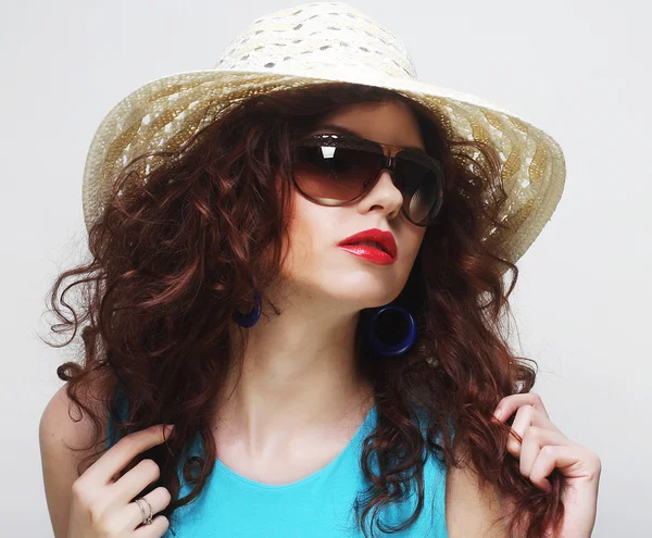 Young surprised woman wearing hat and sunglasses — Stock Photo, Image