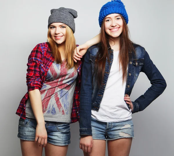 Dwa stylowe sexy hipster dziewczyny najlepsze przyjaciele — Zdjęcie stockowe