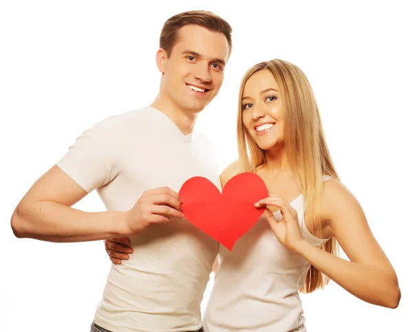 Feliz pareja enamorada sosteniendo el corazón rojo —  Fotos de Stock