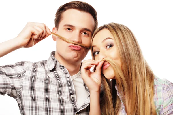 Giovane coppia rendendo falsi baffi dai capelli — Foto Stock