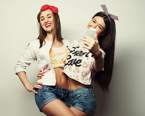 Zwei junge lustige Frauen — Stockfoto