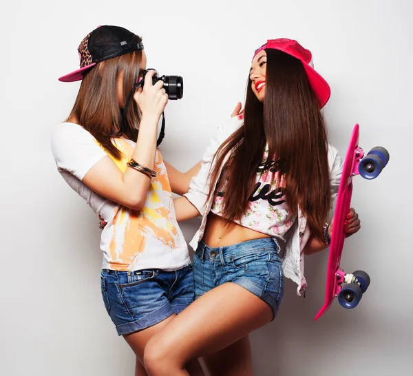 Junge Frauen in Sommerkleidung — Stockfoto
