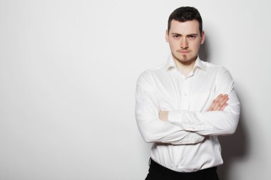 beyaz gömlek giymiş genç iş adamı