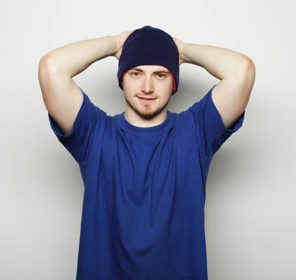 Man in blauw t-shirt en blauw hoed. — Stockfoto