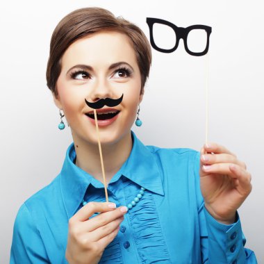 genç kadın holding bıyık