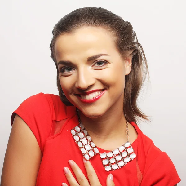 Jovem mulher feliz em vestido vermelho — Fotografia de Stock