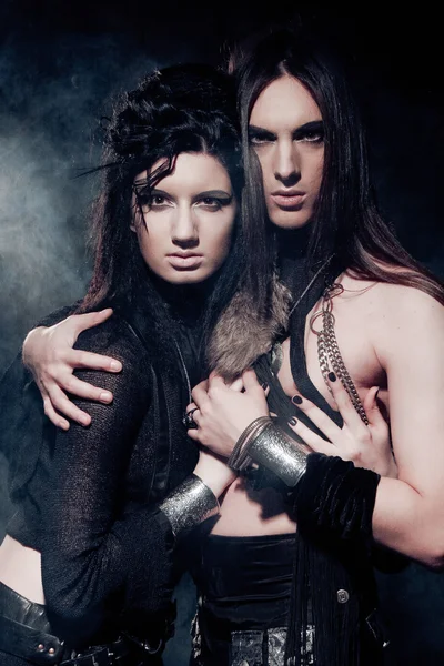 Genç gotik çiftin romantik portresi — Stok fotoğraf