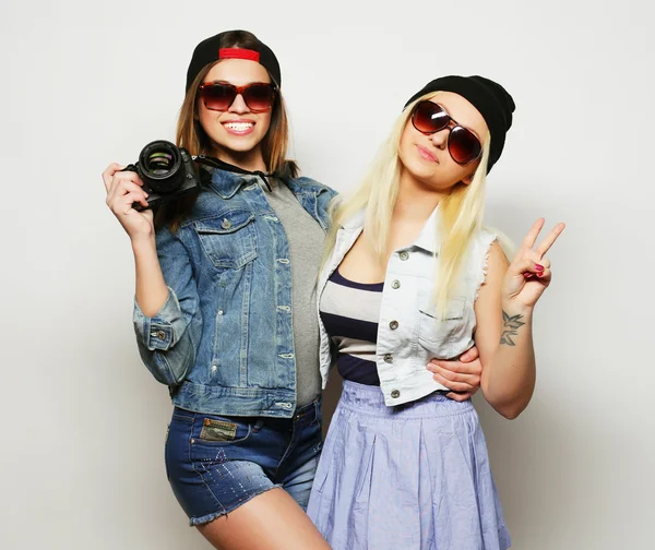 Dvě dívky s kamerami v bederní stylu — Stock fotografie