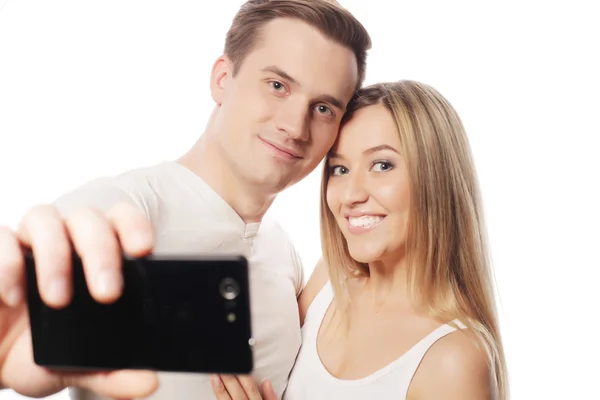 Улыбающаяся пара со смартфоном — стоковое фото