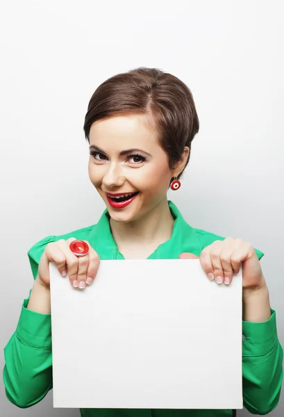 Junge lässige Frau glücklich mit leerem Schild — Stockfoto