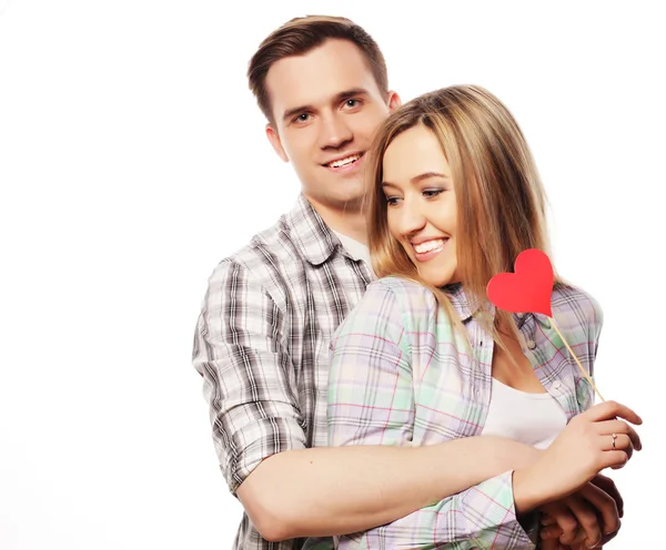 Casal feliz no amor segurando coração vermelho — Fotografia de Stock