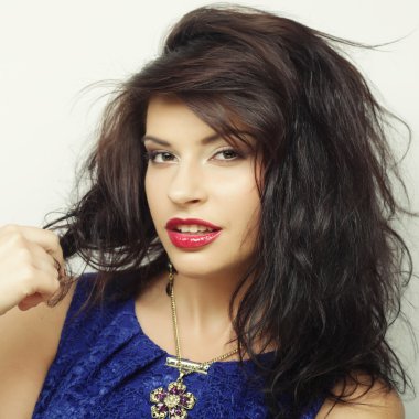 Gülümseyen güzel bir kadın.