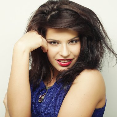 Gülümseyen esmer portreyi kapat.