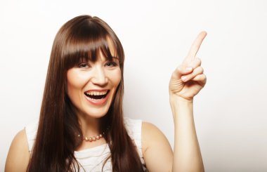 Parmağını kaldırmış genç bir kadın.