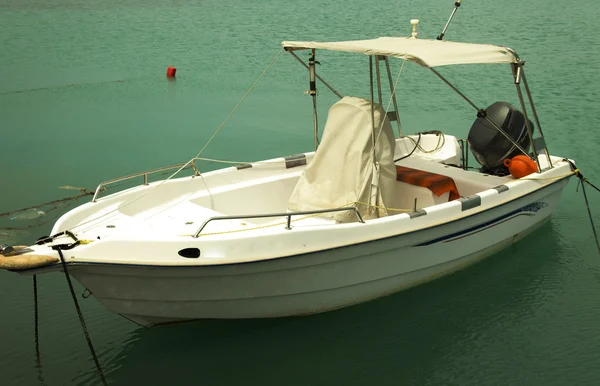 Barcos de pesca atracados no porto da cidade de Zante, Grécia — Fotografia de Stock