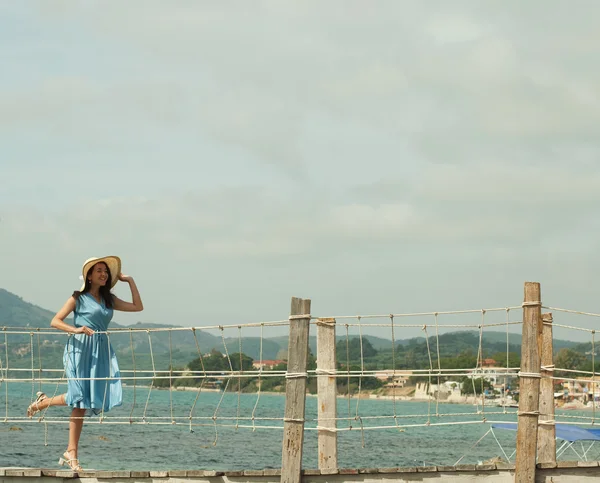 Ung glad kvinna poserar nära havet — Stockfoto
