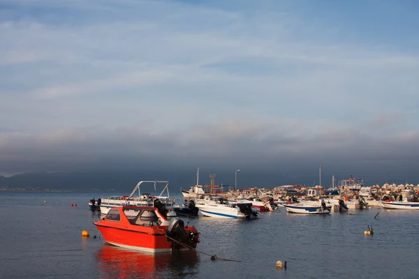 Yunanistan 'ın Zante kentinde limana demirlemiş balıkçı tekneleri — Stok fotoğraf