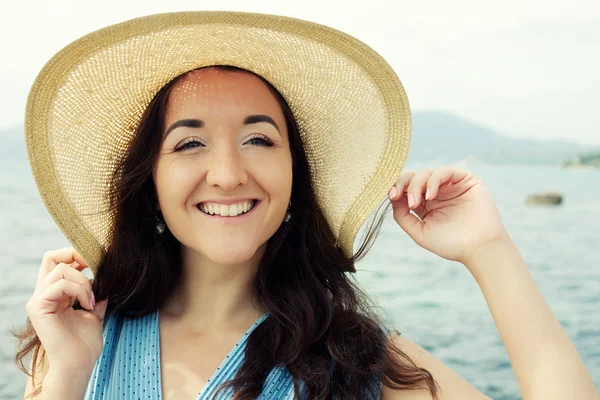 海の近くの幸せな女性を閉じる — ストック写真