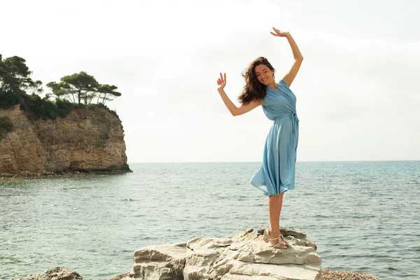 Jovem mulher feliz posando perto do mar — Fotografia de Stock