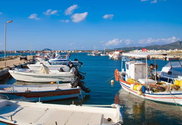 Uma vista de um porto em Zakynthos, Grécia — Fotografia de Stock