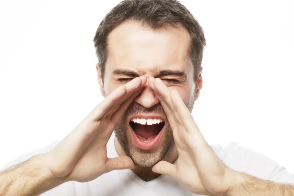 Homem bonito em branco t-shirt gritando — Fotografia de Stock