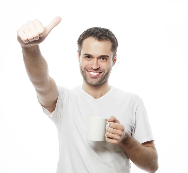 Άνδρας κρατώντας λευκό κύπελλο με καφέ — Φωτογραφία Αρχείου