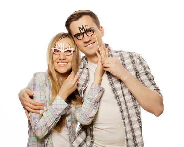 Υπέροχο ζευγάρι κρατώντας γυαλιά κόμμα σε ραβδί — Φωτογραφία Αρχείου