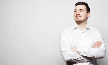 beyaz gömlek giymiş genç iş adamı