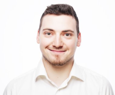 beyaz gömlek giymiş genç iş adamı