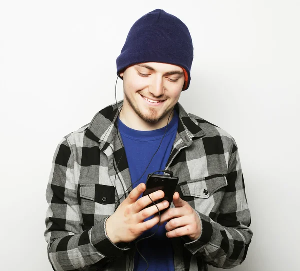 Joven escuchando música — Foto de Stock