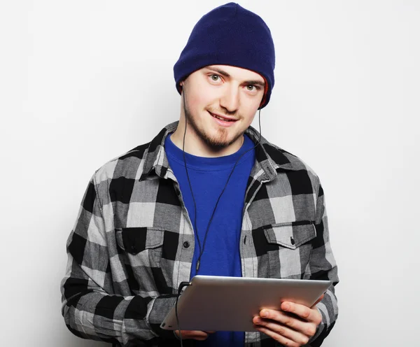 Pohledný mladý muž pracující na digitálním tabletu — Stock fotografie