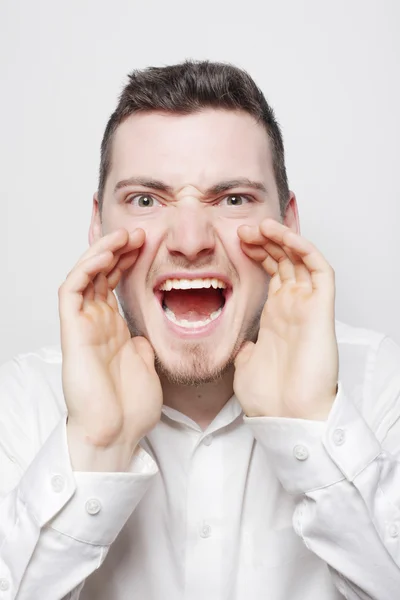 Geschäftsmann im weißen Hemd schreit — Stockfoto