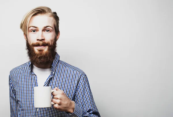 Ung skægget mand med en kop kaffe - Stock-foto