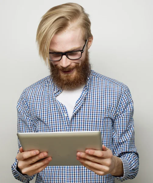 Ung man som använder en surfplatta dator — Stockfoto