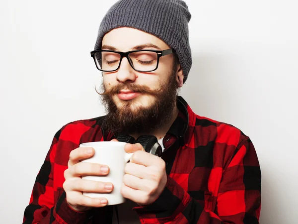 Młody człowiek spekulant grający na zniżkę przy filiżance kawy — Zdjęcie stockowe