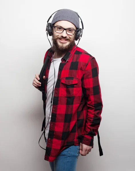 Jonge bebaarde man muziek beluisteren — Stockfoto