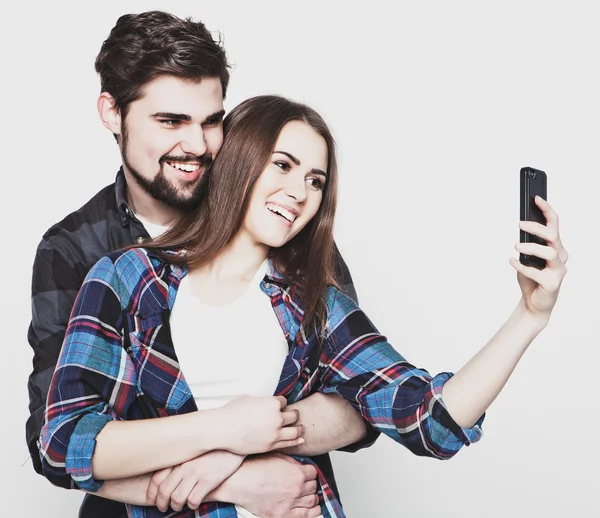 Casal amoroso fazendo selfie — Fotografia de Stock