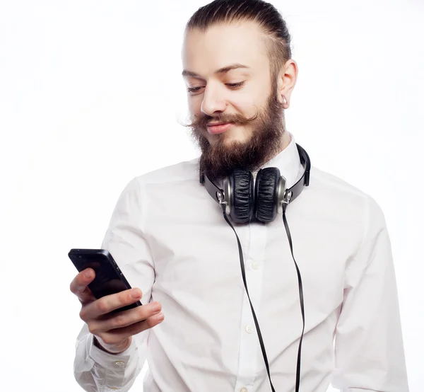 Молодой бородатый мужчина с мобильным телефоном — стоковое фото