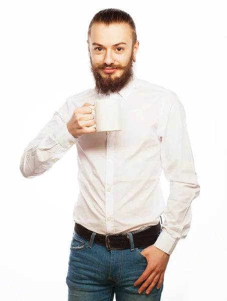 Junger Mann trinkt eine Tasse Kaffee — Stockfoto