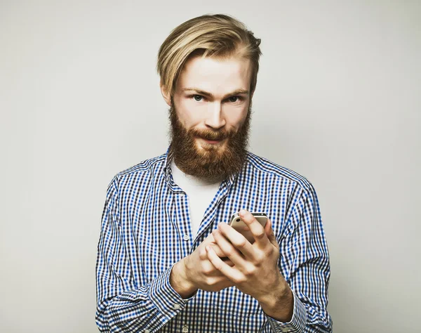 Junger bärtiger Mann mit Handy — Stockfoto