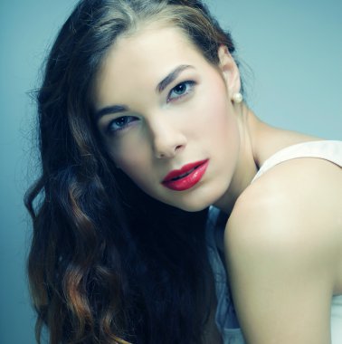 Sakin ve samimi sarışın kadın