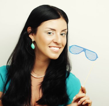 Parti bardakları tutan neşeli genç kadınlar..