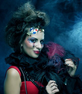 Yaratıcı makyajlı genç bir kadın..