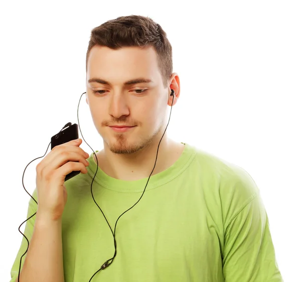 Homem ouvindo música e usando smartphone — Fotografia de Stock