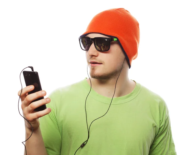 Hombre escuchando música y usando smartphone — Foto de Stock