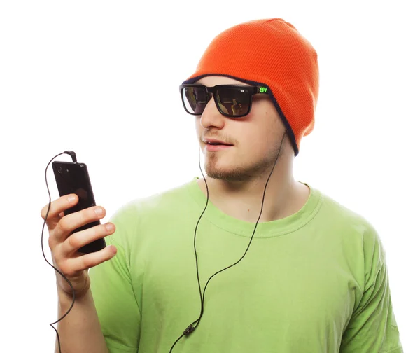 Uomo ascoltare musica e utilizzando smartphone — Foto Stock