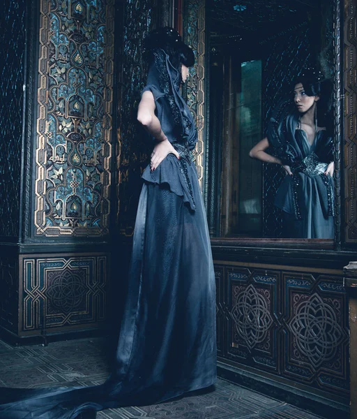 Νεαρή όμορφη γυναίκα στέκεται στην αίθουσα του παλατιού — Φωτογραφία Αρχείου
