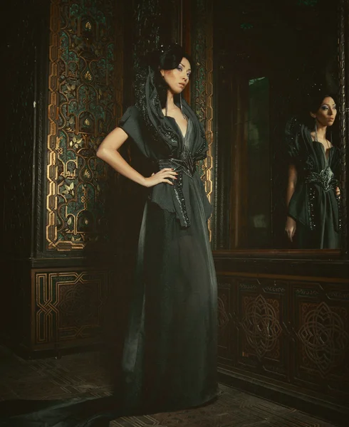 Jovem bela mulher de pé na sala do palácio — Fotografia de Stock